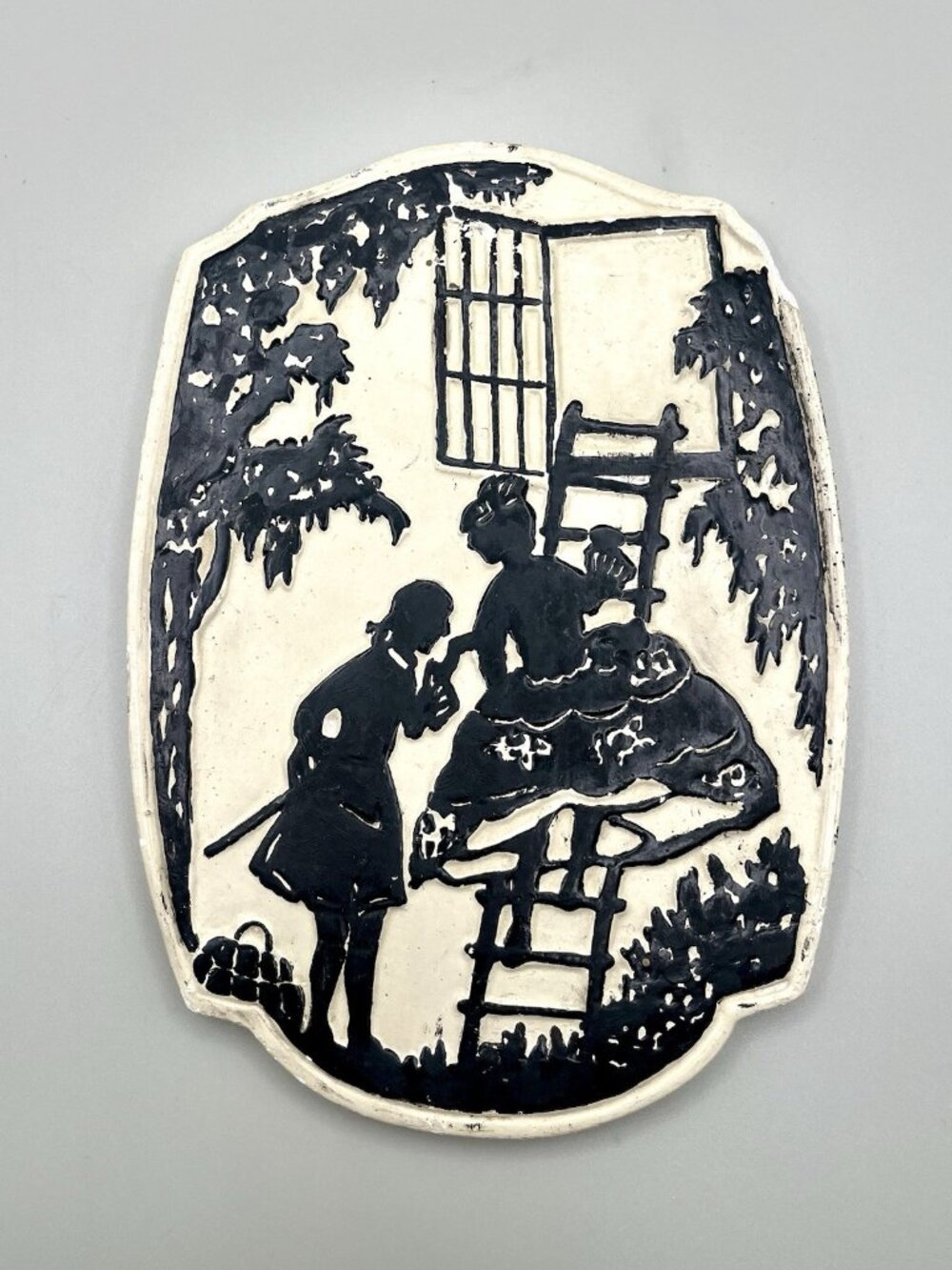 VTG Chalkware Wall Plaque Courting Couple Black Cream Silhouette French Colonial